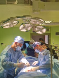 12-летнему пациенту в Алматы установили нейростимулятор для контроля мочевого пузыря