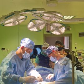 12-летнему пациенту в Алматы установили нейростимулятор для контроля мочевого пузыря