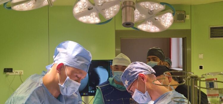 12-летнему пациенту в Алматы установили нейростимулятор для контроля мочевого пузыря