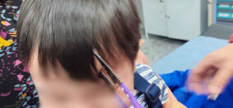 Врачи спасли ребёнка: двухлетний малыш получил проникающую травму головы, упав на ножницы