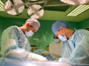 Карусель баланың өмірін қия жаздады: алматылық дәрігерлер 9 жастағы баланы ажалдан арашалап, бүйрегін сақтап қалды